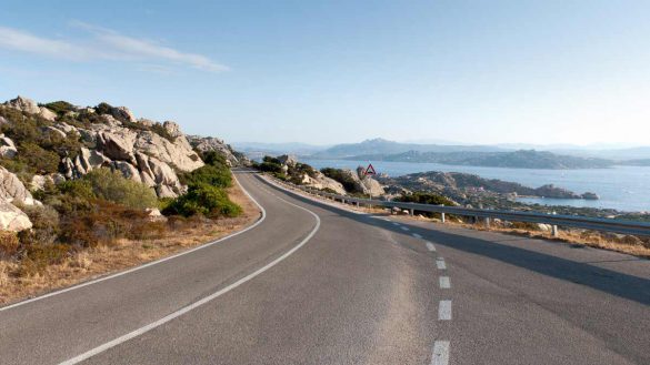 In vacanza in Sardegna: auto propria o a noleggio?